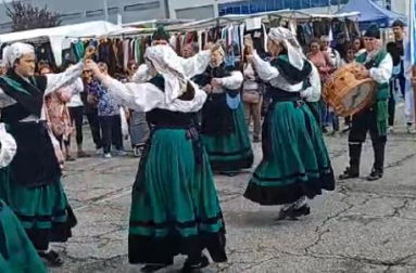 La actuación ha sido lleva a cabo por el Grupo de Danzas y Gaitas de Santiago Apóstol
