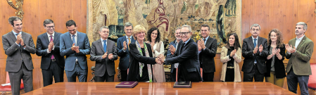María Iraburu y Ramón Reyes en la firma del convenio de humanización de la atención al paciente con cáncer con miembros de la UN y de la AECC