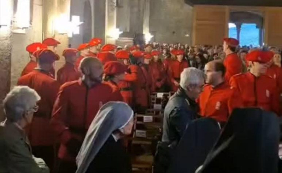 El himno de Navarra suena en el funeral por el capellán la Policía Foral, José Antonio Pedroarena, en Leyre