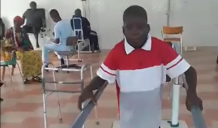 El niño Charles Asare, durante el proceso de rehabilitación
