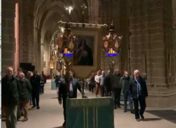 Decenas de personas acuden cada día a las 19.30 horas para honrar a Santa María la Real en esta tradición que data de 1797, cuando se creó la Congregación de Esclavos de Santa María