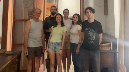 Irene Resano (tercera por la izquierda), con las personas integrantes de la cooperativa local de Italia.