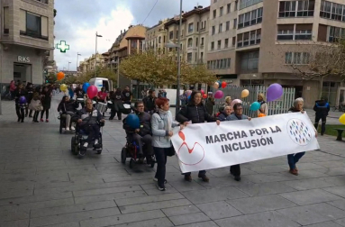 Este viernes ha tenido lugar la VII edición de la Marcha por la Inclusión, organizada por la Asociación Coordinadora de Personas con Discapacidad Física de Navarra. Durante la marcha, se ha reivindicado que se haga efectiva la igualada de oportunidades en todas las áreas de la vida y que haya una participación real en la sociedad para todas las personas.