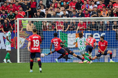 Fotos del Osasuna 1-2 Betis de la jornada 10./