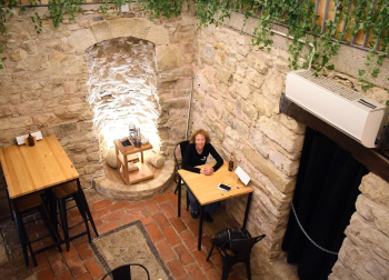 Gael Ceccchetto, en el sótano de Compañía café, donde se ubica el arco romano