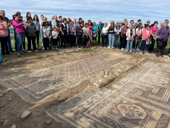 Público asistente a la jornada de puertas abiertas el día 20 de octubre en Campo de Arlas.