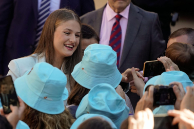 La princesa Leonor saluda al público en la jornada en la que recibió el título de Alcaldesa Honoraria de Oviedo y la Medalla de Asturias.