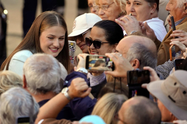 La princesa Leonor saluda al público en la jornada en la que recibió el título de Alcaldesa Honoraria de Oviedo y la Medalla de Asturias.