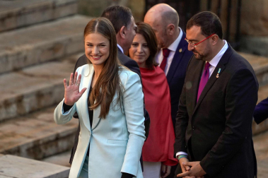 La princesa Leonor saluda al público en la jornada en la que recibió el título de Alcaldesa Honoraria de Oviedo y la Medalla de Asturias.