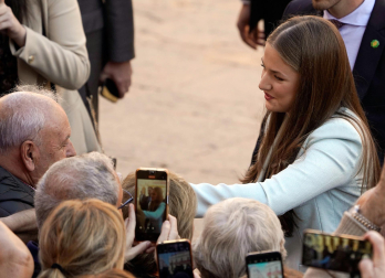 La princesa Leonor saluda al público en la jornada en la que recibió el título de Alcaldesa Honoraria de Oviedo y la Medalla de Asturias.