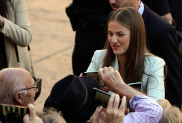 La princesa Leonor saluda al público en la jornada en la que recibió el título de Alcaldesa Honoraria de Oviedo y la Medalla de Asturias.