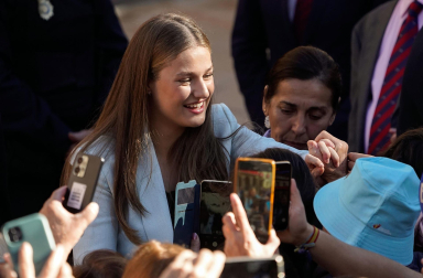 La princesa Leonor saluda al público en la jornada en la que recibió el título de Alcaldesa Honoraria de Oviedo y la Medalla de Asturias.