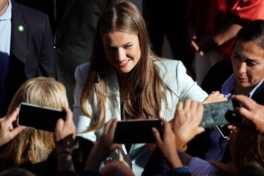 La princesa Leonor saluda al público en la jornada en la que recibió el título de Alcaldesa Honoraria de Oviedo y la Medalla de Asturias.