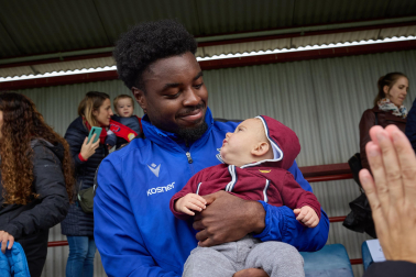 Fotos del encuentro de los niños del club Osasunbebé con los jugadores de la primera plantilla de Osasuna, en Tajonar.
