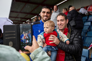 Fotos del encuentro de los niños del club Osasunbebé con los jugadores de la primera plantilla de Osasuna, en Tajonar.