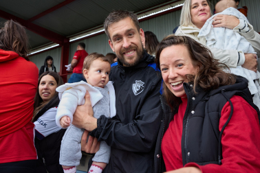 Fotos del encuentro de los niños del club Osasunbebé con los jugadores de la primera plantilla de Osasuna, en Tajonar.