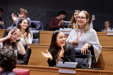 Fotos de la final del XV Torneo de Debate de Bachillerato celebrada en el Parlamento de Navarra.