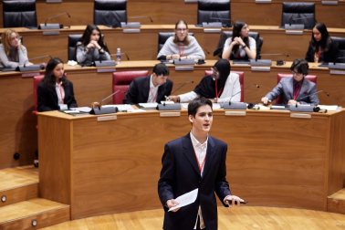 Fotos de la final del XV Torneo de Debate de Bachillerato celebrada en el Parlamento de Navarra.