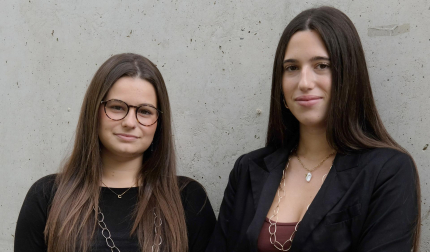Nora Zalba y Carlota Garde, estudiantes de 19 años de Enfermería de la Universidad de Navarra