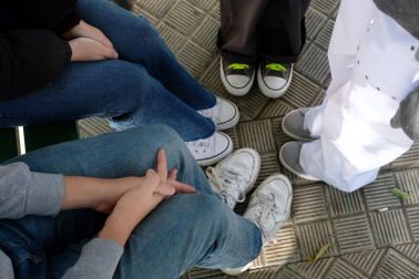 Cuatro jóvenes de 16 años abordan la soledad no deseada y coinciden al afirmar que urge un plan social contra esta realidad