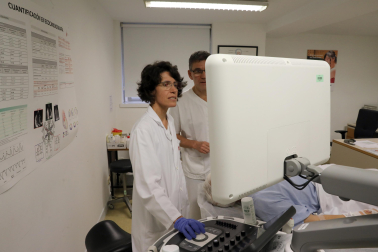 Nuria Aymerich Soler y Roberto Muñoz Arrondo, especialistas en Neurología, durante una ecocardiografía