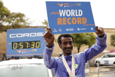 El atleta etíope Yomif Kejelcha ha batido el récord del mundo en el Medio Maratón de Valencia