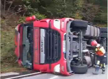 Un camión se sale de la vía en y vuelca frente a la Venta Ultzama