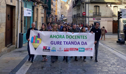 Cabecera de la manifestación en su marcha por el Casco Antiguo de Pamplona