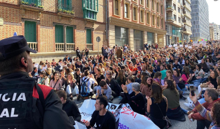 Sentada a las puertas del Parlamento de Navarra al finalizar la manifestación