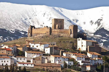 Trasmoz. Vista de la localidad, del castillo y del Moncayo nevado