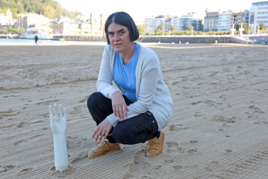 La artista Iruña Cormenzana, posando junto a una de las manos