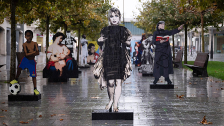 Una de las obras de la exposición de LKN dedicada a la actriz pamplonesa Clara Galle ha sido pintada de negro