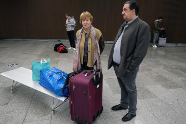 Isabel López y Carlos Ramos viajan para visitar a su hija.