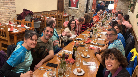 Participantes de la carrera, disfrutando de la merecida cena.