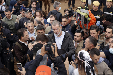 Momentos de tensión en la visita de los reyes, Sánchez y Mazón a Paiporta, considerada 'zona cero' de la DANA.
