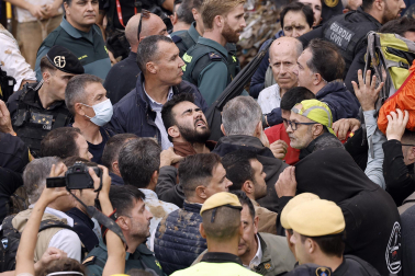 Momentos de tensión en la visita de los reyes, Sánchez y Mazón a Paiporta, considerada 'zona cero' de la DANA.