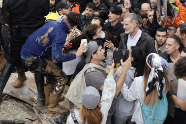 Momentos de tensión en la visita de los reyes, Sánchez y Mazón a Paiporta, considerada 'zona cero' de la DANA.