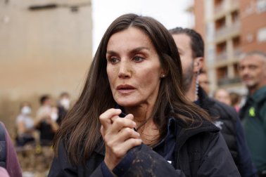 Momentos de tensión en la visita de los reyes, Sánchez y Mazón a Paiporta, considerada 'zona cero' de la DANA