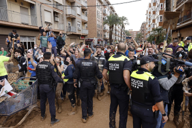 Momentos de tensión en la visita de los reyes, Sánchez y Mazón a Paiporta, considerada 'zona cero' de la DANA