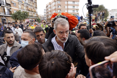 Momentos de tensión en la visita de los reyes, Sánchez y Mazón a Paiporta, considerada 'zona cero' de la DANA.