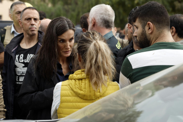 Momentos de tensión en la visita de los reyes, Sánchez y Mazón a Paiporta, considerada 'zona cero' de la DANA.