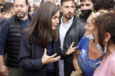 Momentos de tensión en la visita de los reyes, Sánchez y Mazón a Paiporta, considerada 'zona cero' de la DANA.