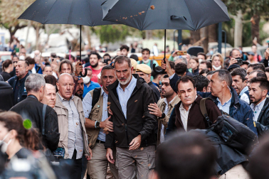 Momentos de tensión en la visita de los reyes, Sánchez y Mazón a Paiporta, considerada 'zona cero' de la DANA.