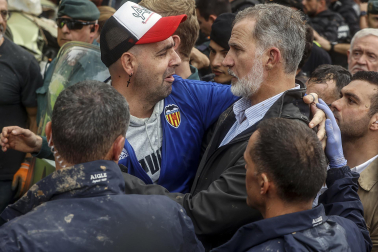 Momentos de tensión en la visita de los reyes, Sánchez y Mazón a Paiporta, considerada 'zona cero' de la DANA.