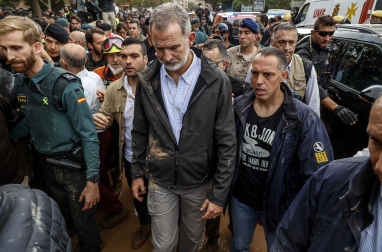 Momentos de tensión en la visita de los reyes, Sánchez y Mazón a Paiporta, considerada 'zona cero' de la DANA.
