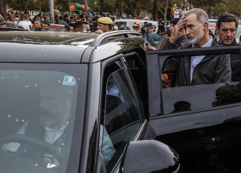 Momentos de tensión en la visita de los reyes, Sánchez y Mazón a Paiporta, considerada 'zona cero' de la DANA.