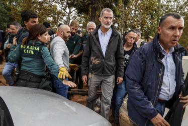Momentos de tensión en la visita de los reyes, Sánchez y Mazón a Paiporta, considerada 'zona cero' de la DANA.