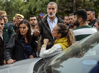 Momentos de tensión en la visita de los reyes, Sánchez y Mazón a Paiporta, considerada 'zona cero' de la DANA.