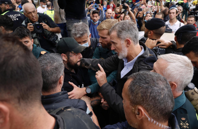 Momentos de tensión en la visita de los reyes, Sánchez y Mazón a Paiporta, considerada 'zona cero' de la DANA.