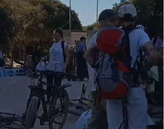 Vídeo: Así trabajan los voluntarios en bicicletas para repartir alimentos y útiles entre los pueblos afectados